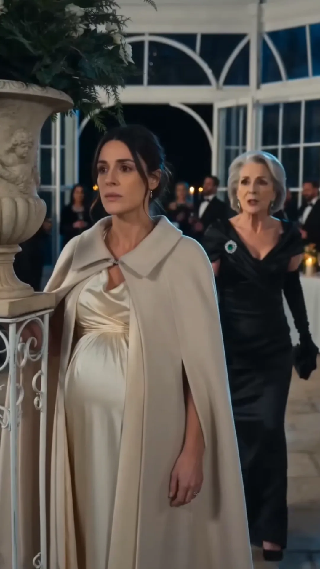 Dans le jardin d’hiver, Vivienne affirme qu’Anaïs enceinte est tombée seule — puis Gabriel découvre sous les débris la lettre qu’elle lui avait cachée neuf ans plus tôt