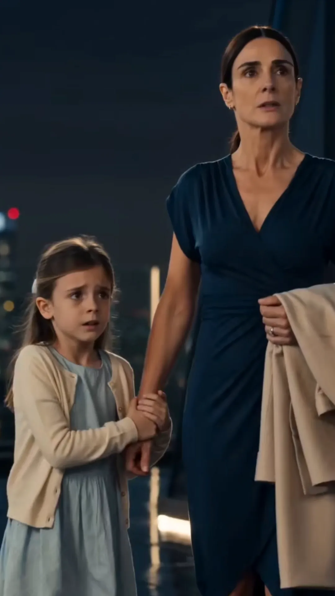 Sur un héliport privé de Paris, on humilie Elena devant sa fille — puis elle découvre que quelqu’un avait prévu d’emmener l’enfant à l’étranger avec sa signature falsifiée