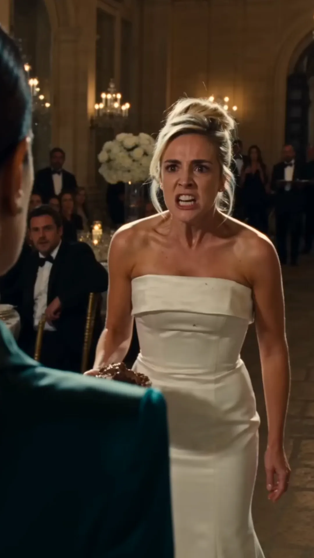 Au milieu de son mariage, Claire jette un gâteau au visage d’Elena — puis Daniel révèle devant 300 invités que la femme qu’elle vient d’humilier possède la salle… et détient surtout les preuves qui peuvent la faire arrêter