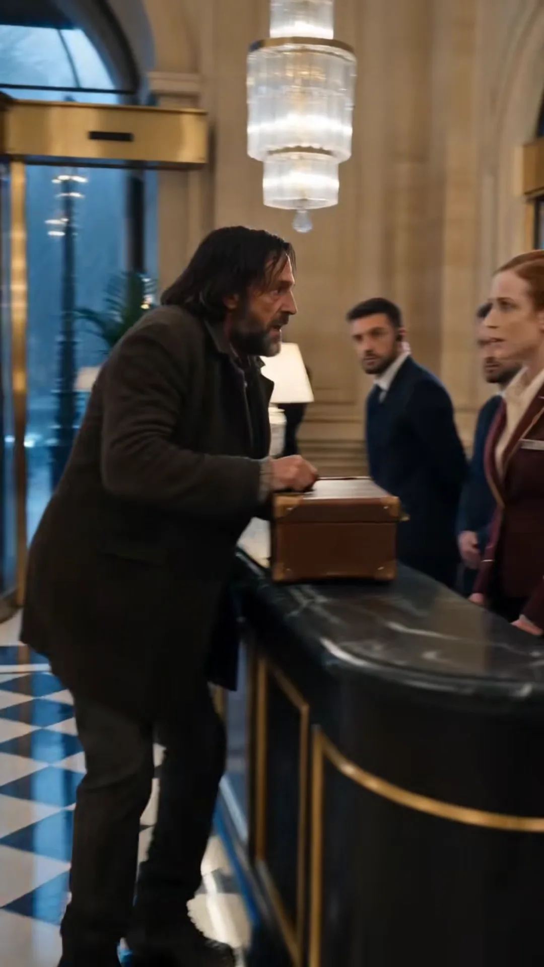 Dans un palace parisien, elle fait expulser l’homme venu avec une vieille valise — puis elle découvre pourquoi sa mère lui avait interdit de l’ouvrir devant la direction