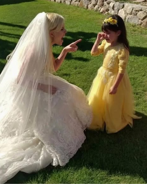 La nueva esposa de mi ex empujó a mi hija fuera de una foto familiar en su boda y gritó: "¡No eres mi familia!"