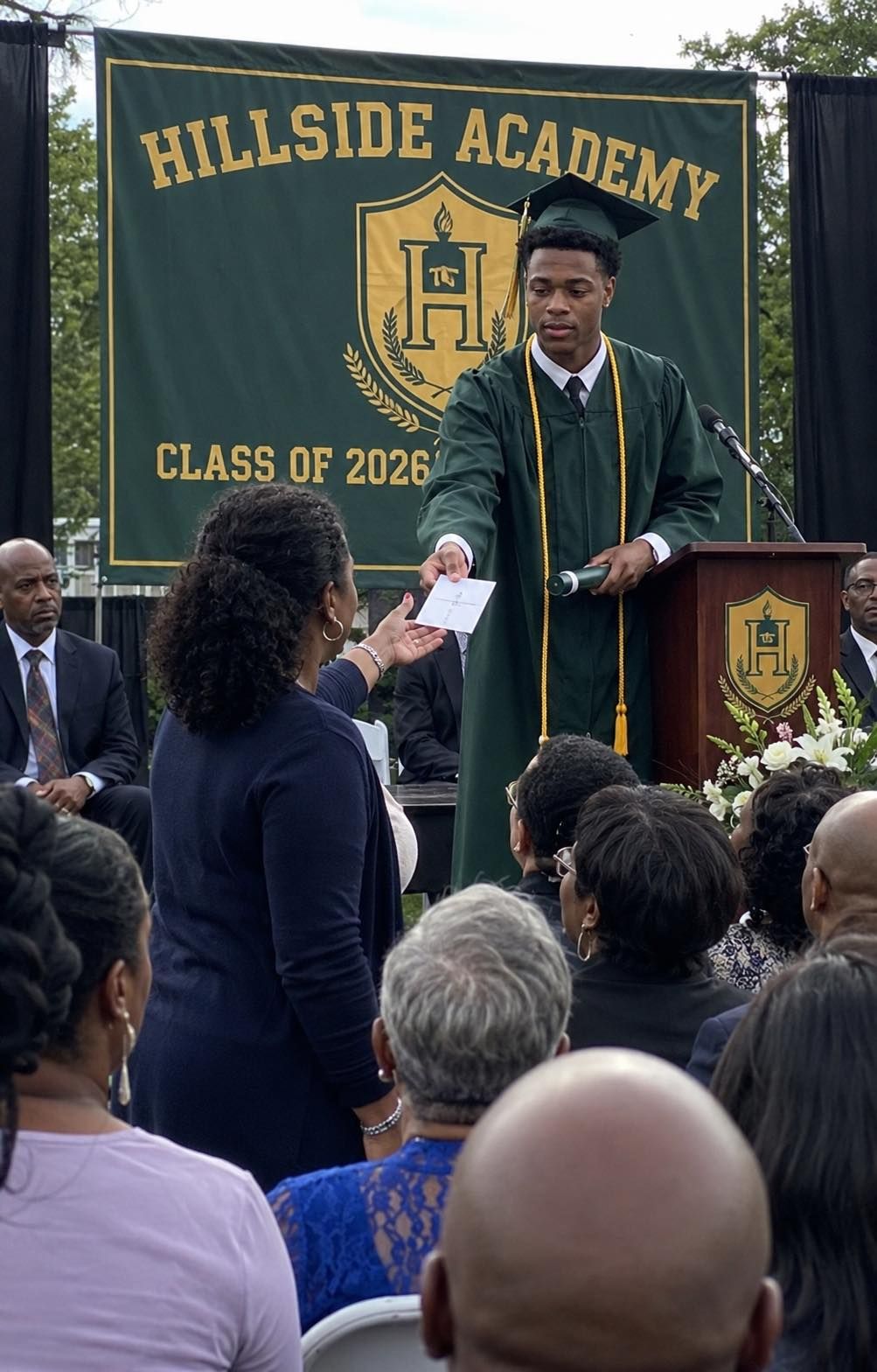 I THOUGHT MY SON’S GRADUATION WOULD BE ONE OF THE HAPPIEST DAYS OF MY LIFE — UNTIL HE CALLED ME ONSTAGE AND HANDED ME A LETTER I NEVER EXPECTED TO SEE.