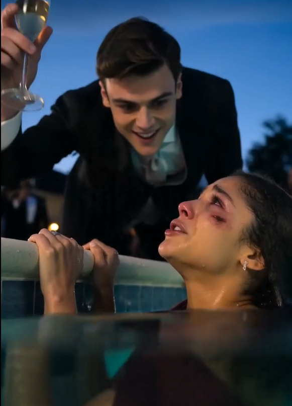LA NOCHE EN QUE ME EMPUJARON A LA PISCINA