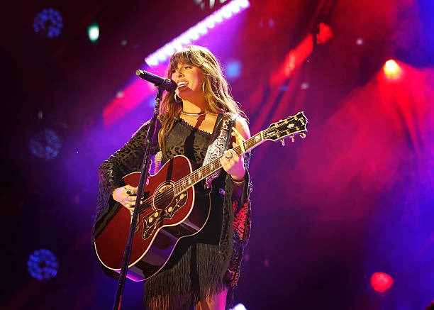 🔥Country Star Ella Langley Goes Viral For Praising ‘God’ During Concert