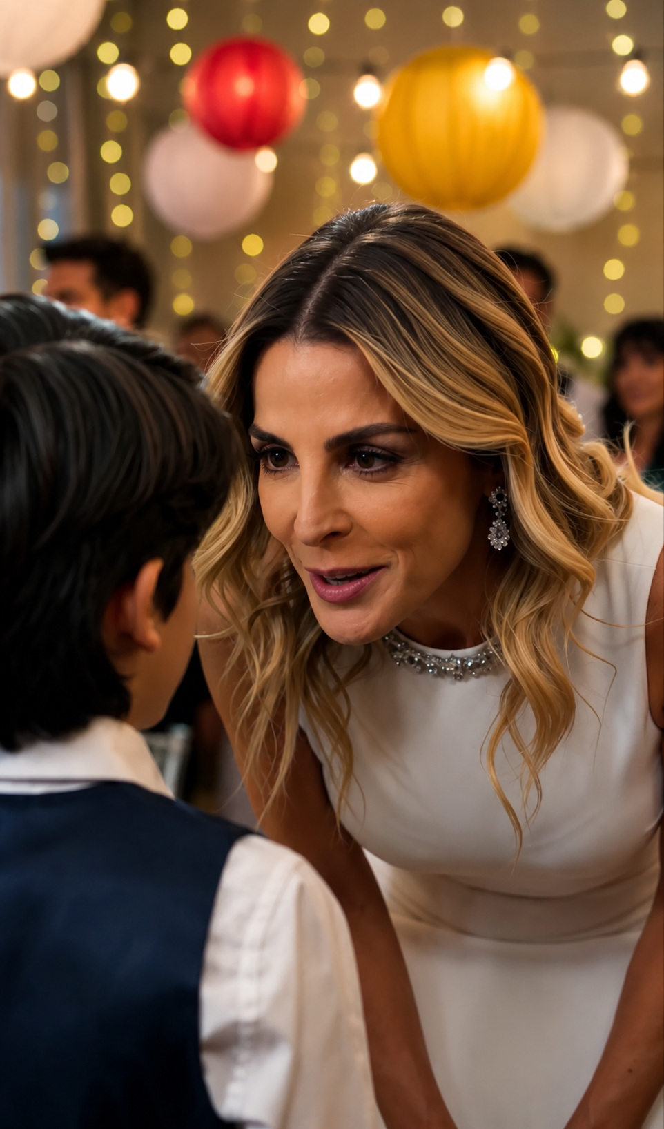 Isabel solo quería borrar los mensajes del teléfono… pero cuando Carmen vio la foto antigua y el brazalete escondido, entendió por qué aquella niña pedía ayuda en secreto.