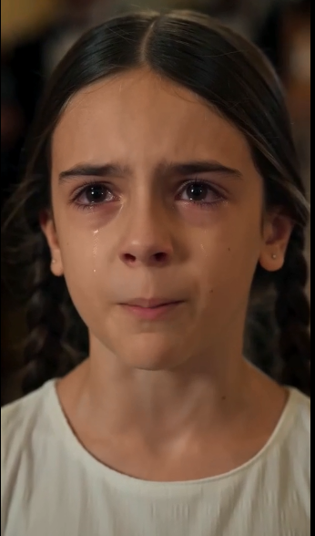 La Petite Fille Était Restée Muette Depuis La Disparition De Sa Mère… Mais Au Milieu Du Gala, Elle Montra Le Collier Que La Femme En Rouge Avait Tenté De Cacher