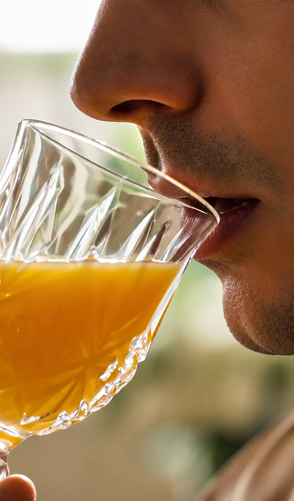 La Domestique Fit Tomber Le Verre Quelques Secondes Avant Qu’Il Ne Boive… Puis La Vidéo Révéla Qui L’Empoisonnait Chaque Matin
