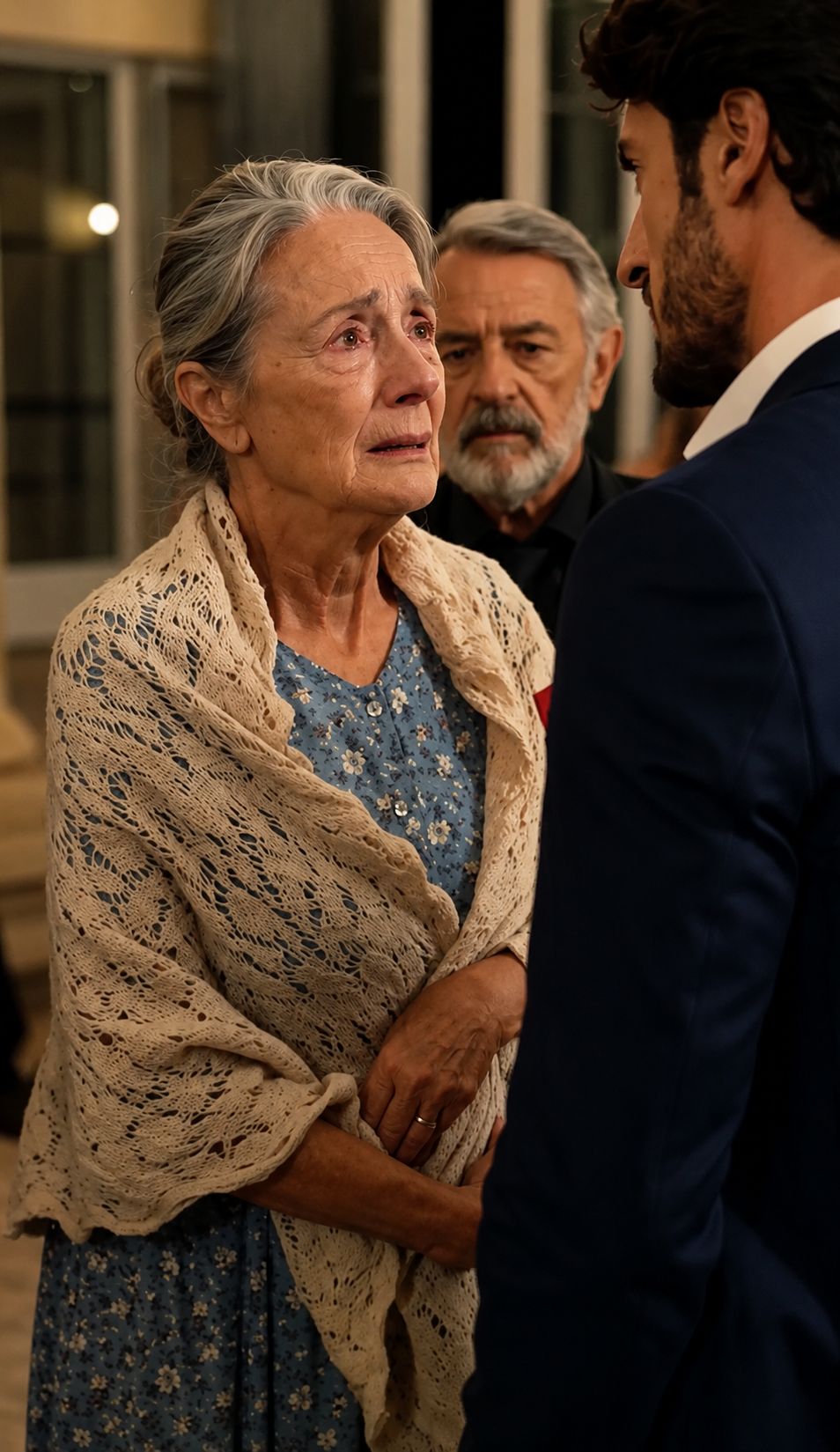 Le Riche Héritier Humilia Une Vieille Femme Devant Tous Ses Invités… Mais Le Document Qu’Elle Sortit De Son Châle Révéla Que Son Père Avait Bâti Toute Sa Fortune Avec L’Héritage Qu’Il Lui Avait Volé