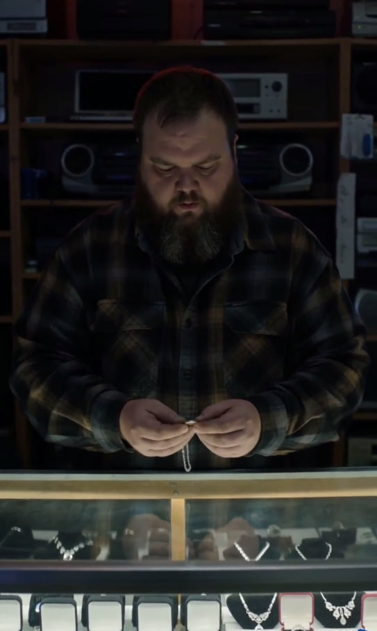A Pawn Shop Owner Bought a Widow’s Necklace—Then Made a Decision That Changed Both Their Lives