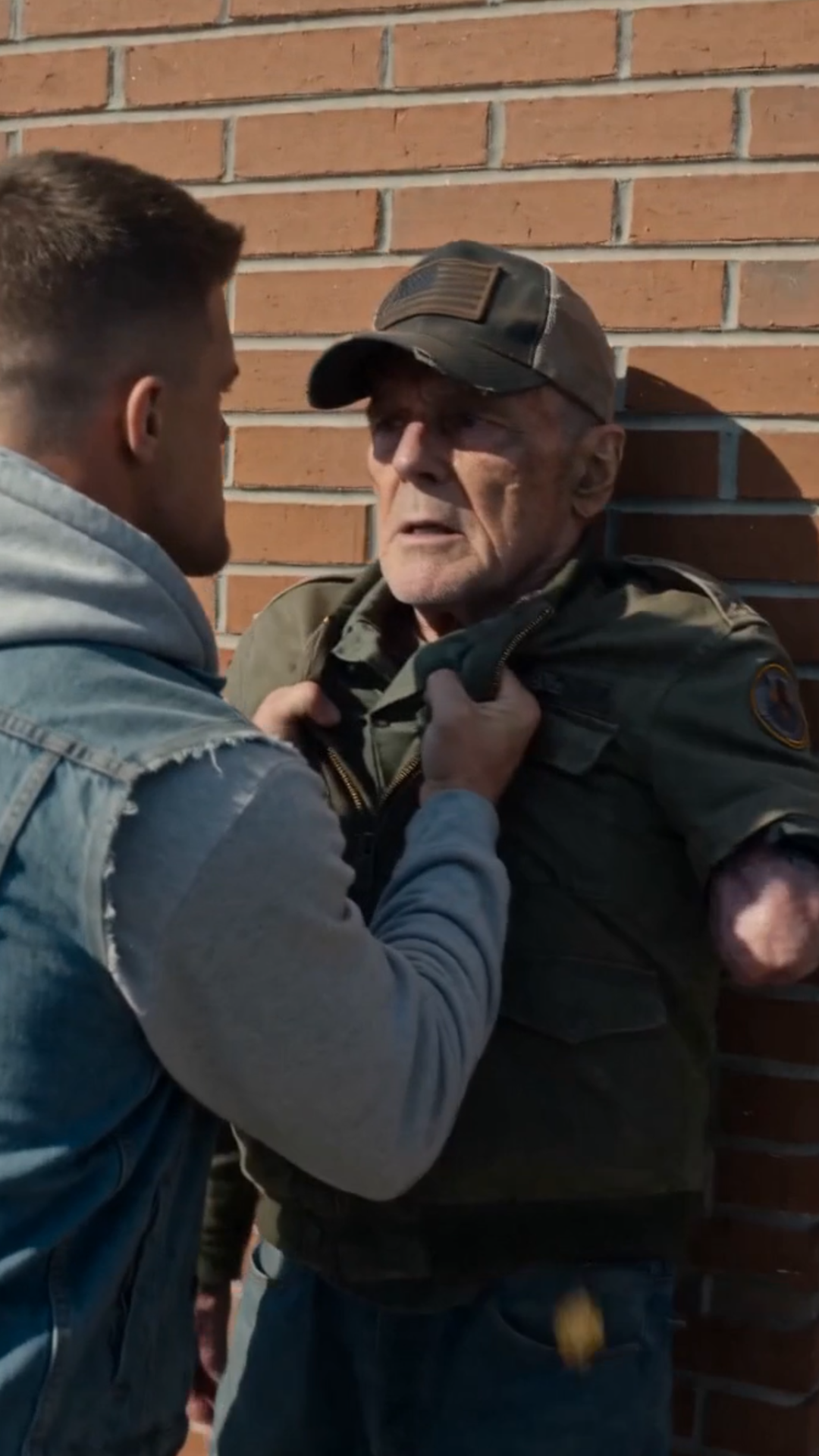 They Humiliated a One-Armed Veteran—Then a Four-Star General Saluted Him in the Middle of the Street