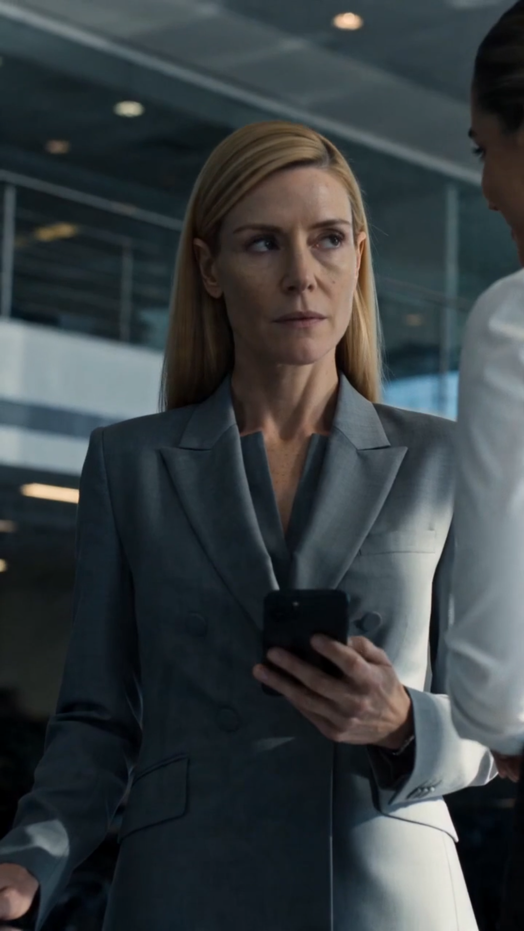 **A SALESWOMAN MOCKED A WOMAN IN A GRAY SUIT—THEN DISCOVERED SHE OWNED THE ENTIRE DEALERSHIP CHAIN**
