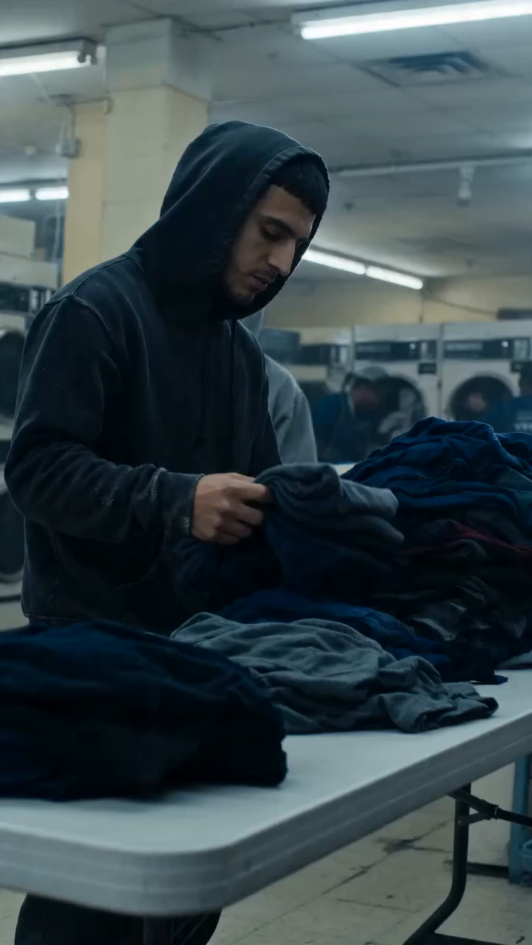 # HE THREW A QUIET MAN’S LAUNDRY ON THE FLOOR FOR LAUGHS—SECONDS LATER, THE ENTIRE LAUNDROMAT WATCHED THE BULLY GET FOLDED INSTEAD