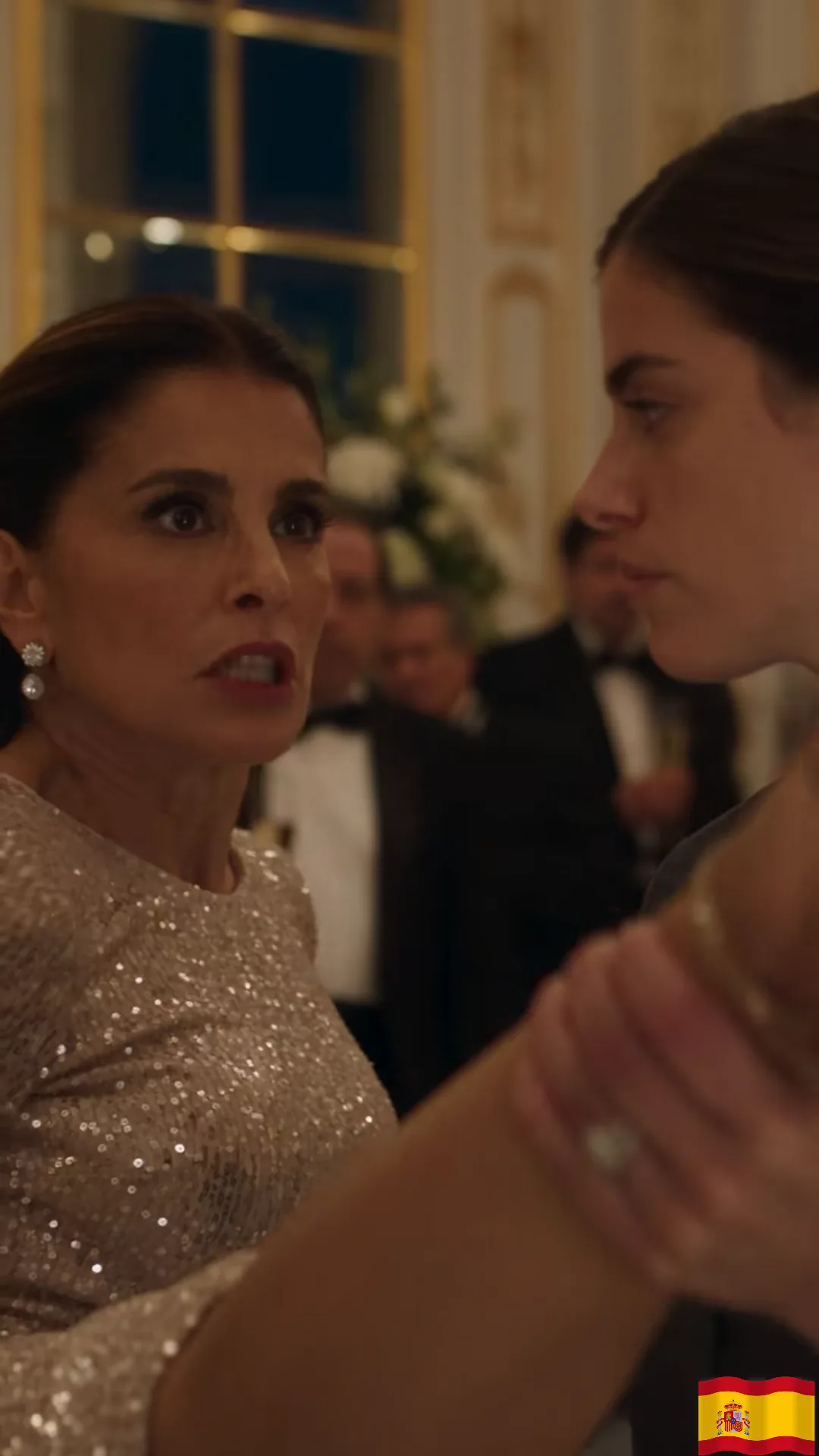 Humilló a una camarera en plena gala sin saber que el anillo en su mano podía destruir el secreto de toda su familia