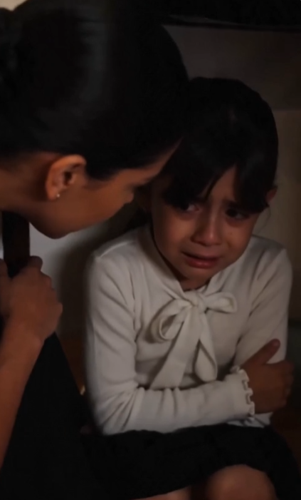 Parte 1-2 Todos pensaron que la niña estaba jugando bajo la mesa… hasta que susurró: “No dejes que me encuentre”