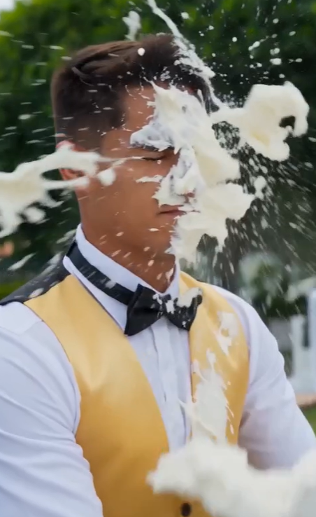 parte El novio humilló al empleado frente al pastel… hasta que descubrió quién pagó toda la boda