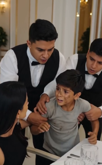 Todos querían echar al niño descalzo del restaurante… hasta que descubrieron por qué tocó el cabello de la mujer rica