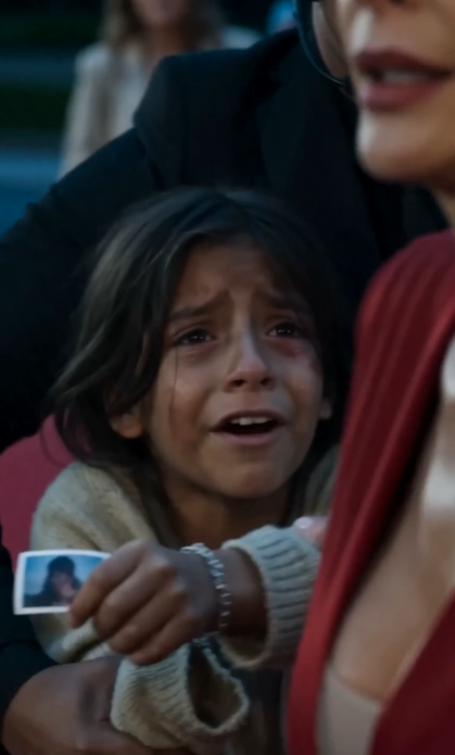 La actriz rechazó a la niña pobre… hasta que vio la pulsera en su muñeca