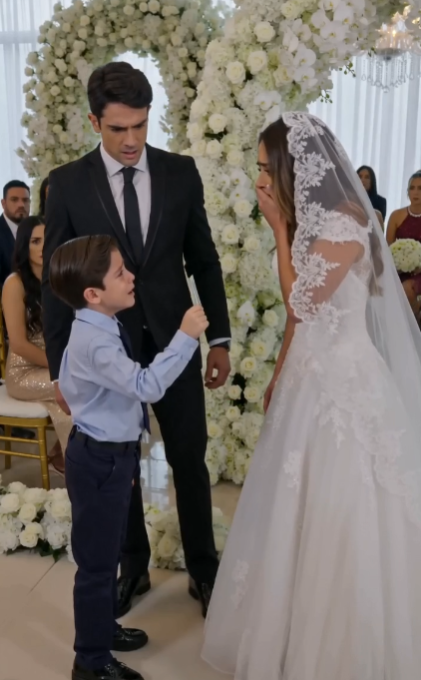 La novia estaba a punto de casarse… hasta que un niño gritó: “Usted es mi mamá”