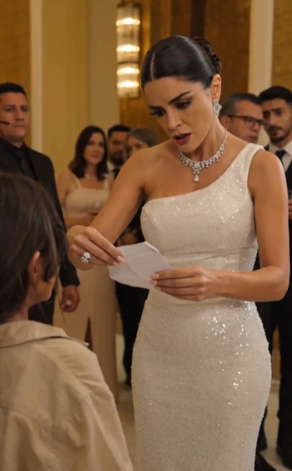La mujer rica quiso echarla… hasta que leyó el nombre escrito en la carta