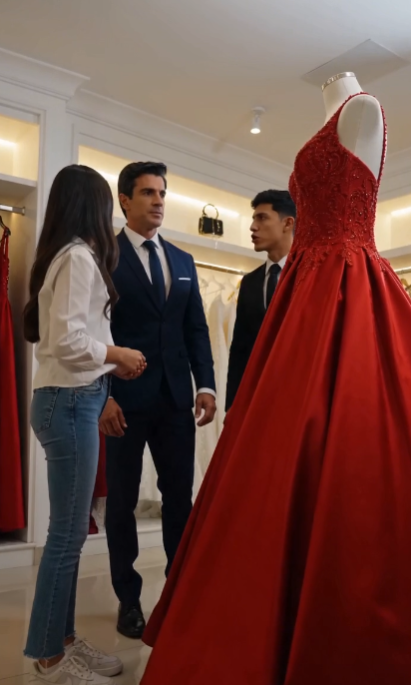 El empleado la humilló por acercarse al vestido rojo… hasta que un hombre reveló para quién fue hecho